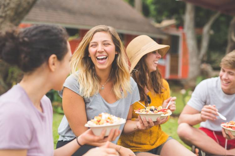 friends eating lunch outdoors
